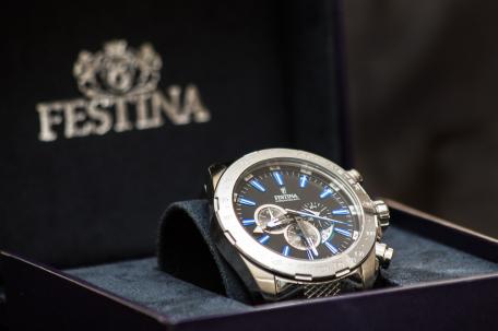 Festina Uhr mit Logo im Hintergrund